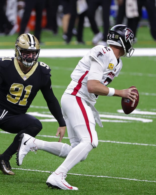 Saints DE Trey Hendrickson chases down Falcons QB Matt Ryan.